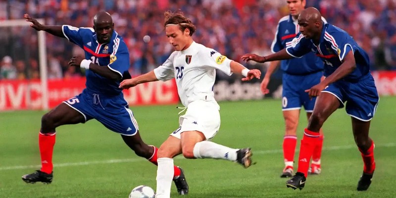 Euro 2000 là lần đầu tiên có 2 quốc gia cùng đăng cai tổ chức giải đấu